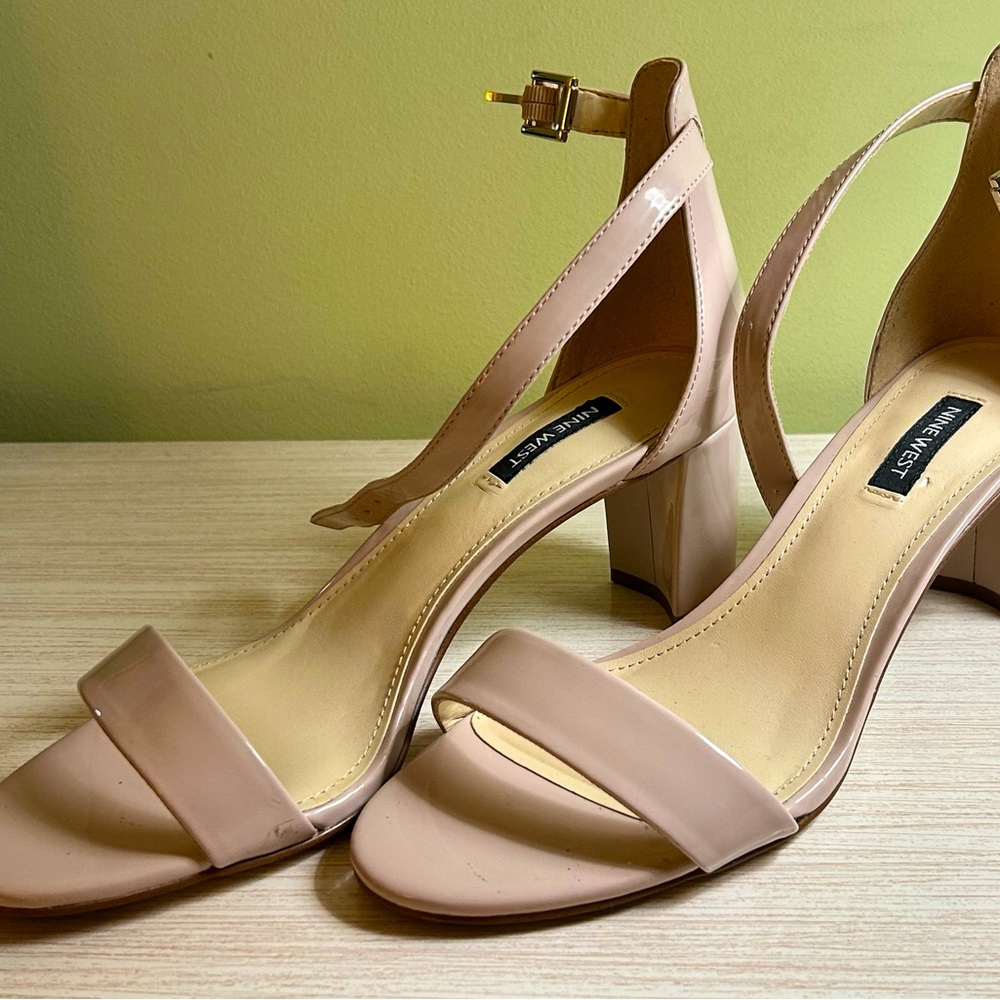 Nine West Neutral nude color low heeled size 9 sandals